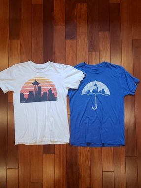 Casual Industrees Seattle Tshirts. Space Needle Umbrella. Men's Small